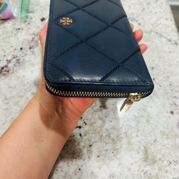 EUC Tory Burch Navy Quilted Wallet with Gold Emblem - Picture 2 of 8